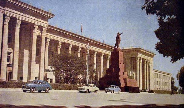 памятник ленину у дома правительства