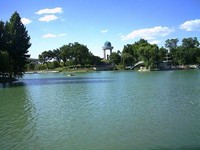 Комсомольское озеро, памятник Навои